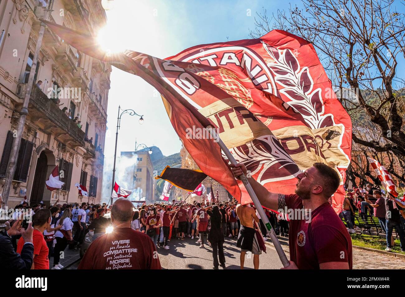 Les partisans de Salernitana célèbrent la promotion à Serie A dans les rues de la ville le 10 mai 2021 à Salerne, Italie. Pour la première fois en vingt-trois ans après avoir battu Pescara 0-3 de chez lui, Salernitana a gagné en promotion auprès de Serie A, première ligue de football italienne Banque D'Images