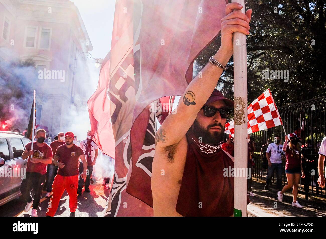 Les partisans de Salernitana célèbrent la promotion à Serie A dans les rues de la ville le 10 mai 2021 à Salerne, Italie. Pour la première fois en vingt-trois ans après avoir battu Pescara 0-3 de chez lui, Salernitana a gagné en promotion auprès de Serie A, première ligue de football italienne Banque D'Images