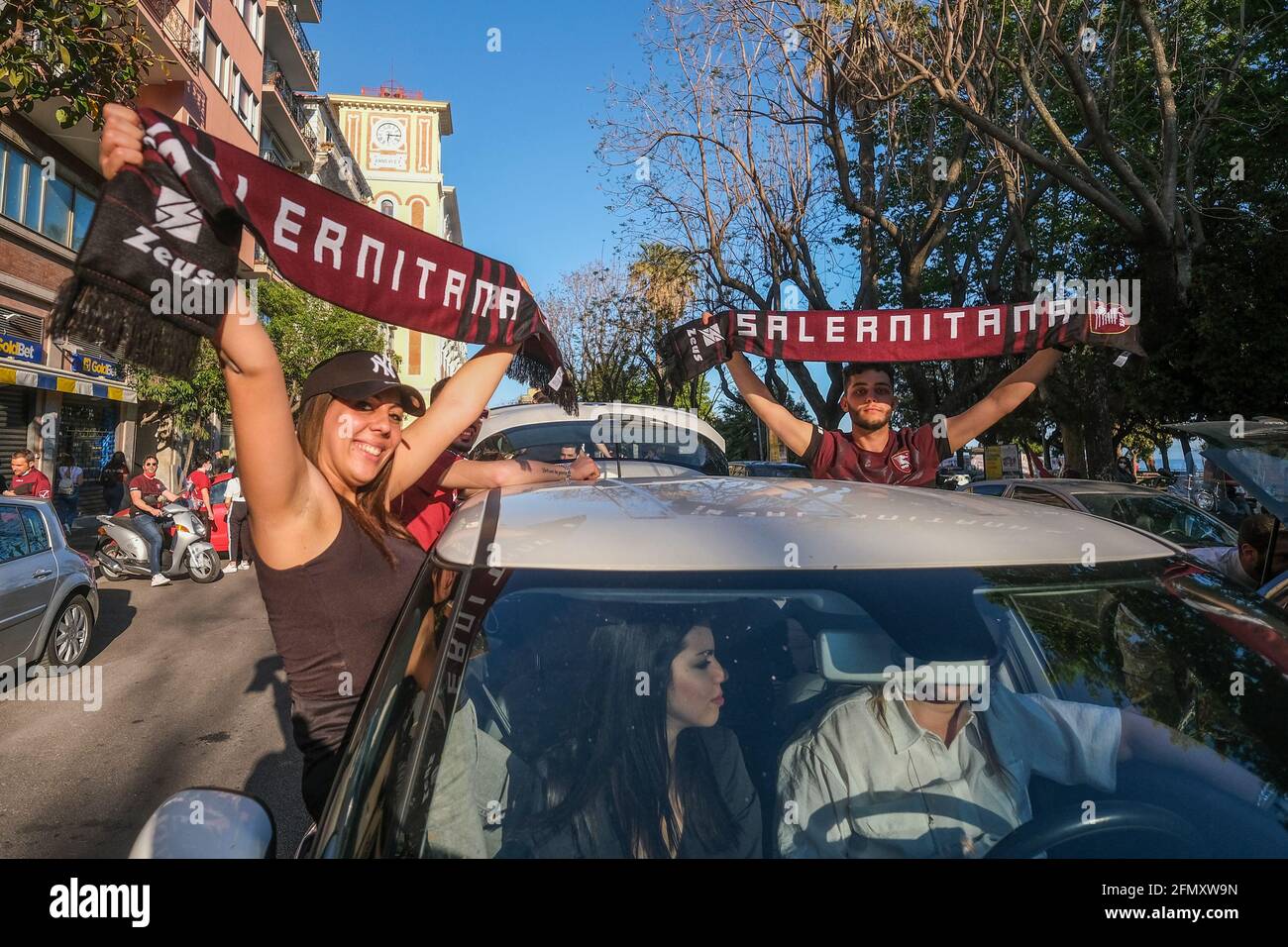 Les partisans de Salernitana célèbrent la promotion à Serie A dans les rues de la ville le 10 mai 2021 à Salerne, Italie. Pour la première fois en vingt-trois ans après avoir battu Pescara 0-3 de chez lui, Salernitana a gagné en promotion auprès de Serie A, première ligue de football italienne Banque D'Images