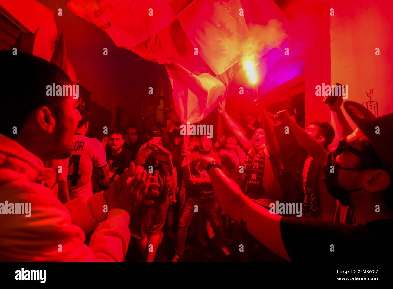 Les partisans de Salernitana célèbrent la promotion à Serie A dans les rues de la ville le 10 mai 2021 à Salerne, Italie. Pour la première fois en vingt-trois ans après avoir battu Pescara 0-3 de chez lui, Salernitana a gagné en promotion auprès de Serie A, première ligue de football italienne Banque D'Images