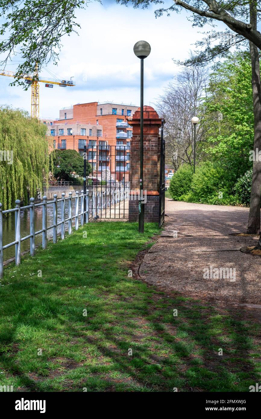 La porte d'entrée de St James Mill vers le sentier public Le long de la rivière Wensum dans la ville de Norwich Norfolk Banque D'Images