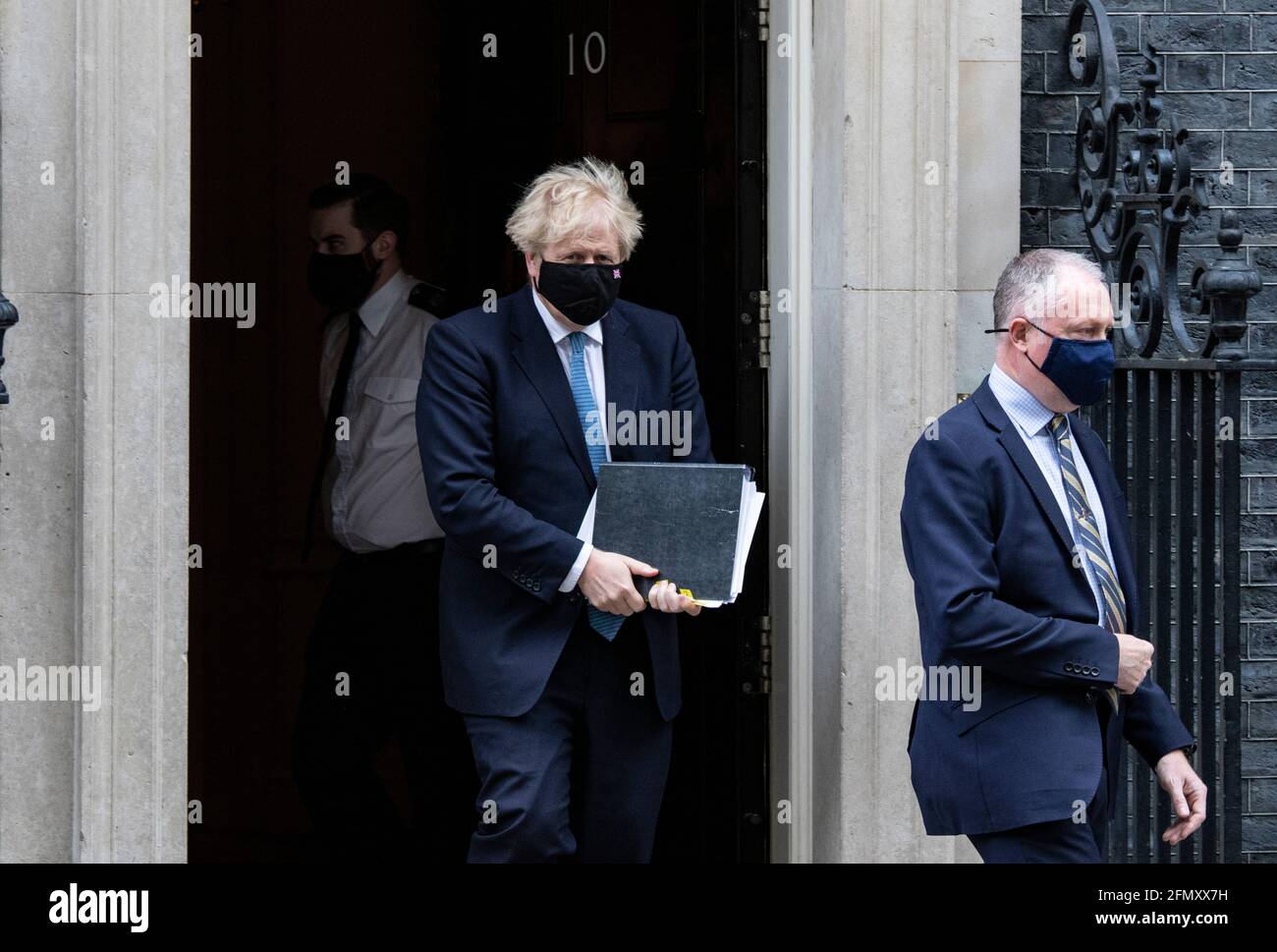 Londres, Royaume-Uni. 12 mai 2021: Le Premier ministre Boris Johnson quitte le numéro 10 Downing Street pour faire une déclaration au Parlement. Centre de Londres, Royaume-Uni. 12 mai 2021. Crédit : Martin Evans/Alay Live News Banque D'Images