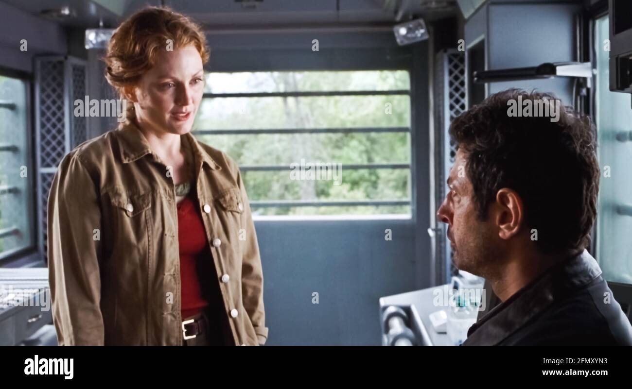 ÉTATS-UNIS. Jeff Goldblum et Julianne Moore dans une scène de (C)Universal  Pictures film: The Lost World: Jurassic Park (1997). Parcelle: Une équipe  de recherche est envoyée à l'île du site B du