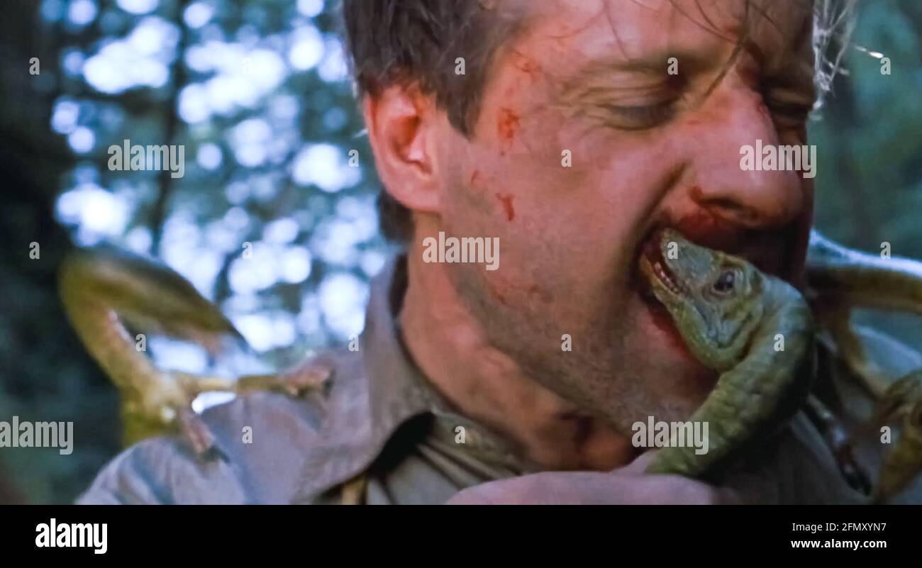 ÉTATS-UNIS. Peter Stormare dans une scène de (C)Universal Pictures film:  The Lost World: Jurassic Park (1997). Parcelle: Une équipe de recherche est  envoyée à l'île du site B du parc Jurassic pour