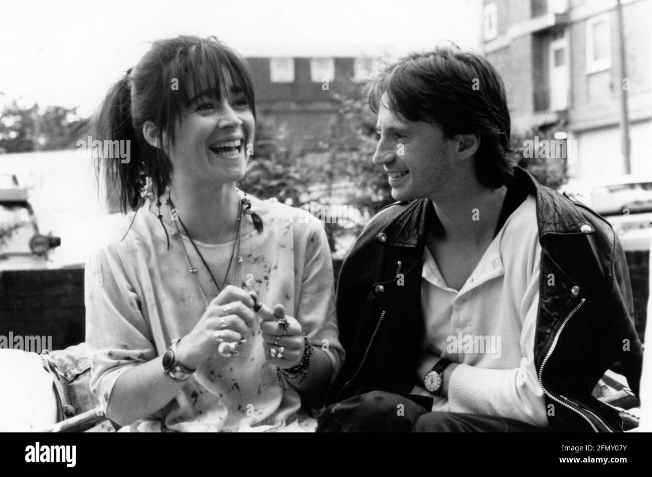 Riff-Raff année : 1991 UK Directeur : Ken Loach Emer McCourt, Robert Carlyle Banque D'Images