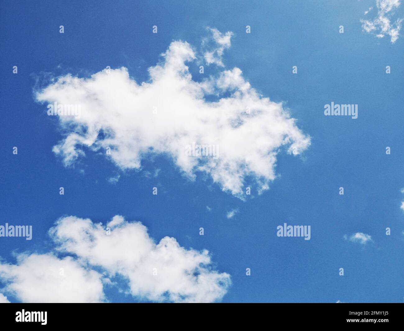 Les nuages blancs sur le ciel bleu Banque D'Images