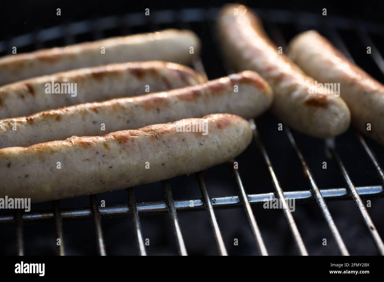 Gros plan des saucisses grillées sur le barbecue. Banque D'Images