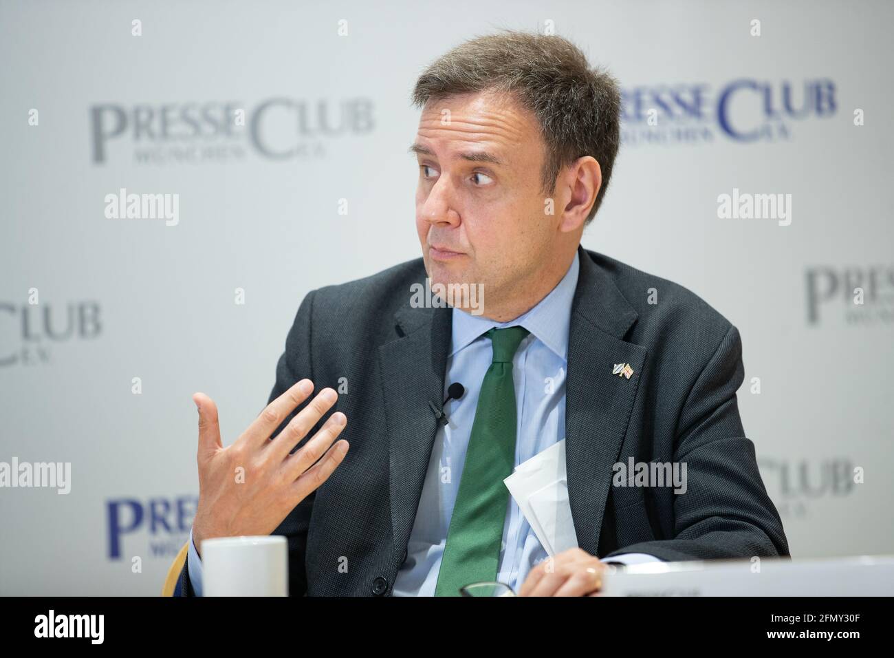 Der britische Handelsminister Greg Hands ( Tories ) stellt sich am 12. Mai 2021 à München den Fagen der journaliste*innen. * le ministre britannique de la politique commerciale Gregory William Hands (Parti conservateur) a répondu aux questions des journalistes le 12 2021 mai à Munich, en Allemagne. (Photo par Alexander Pohl/Sipa USA) crédit: SIPA USA/Alay Live News Banque D'Images