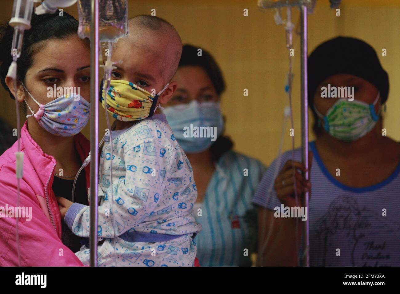 Venezuela-Maracaibo-29/11/2011- les enfants atteints de cancer reçoivent un traitement de chimiothérapie. © JOSE ISAAC BULA URRUTIA Banque D'Images