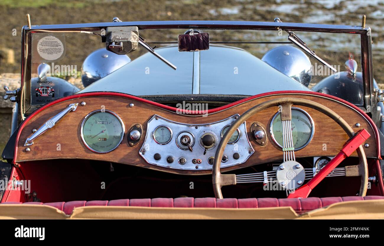 Tableau de bord en bois d'UNE voiture Magnette N-Type de 1936 MG montrant le volant, Speedomètre, pare-brise Angleterre Royaume-Uni Banque D'Images