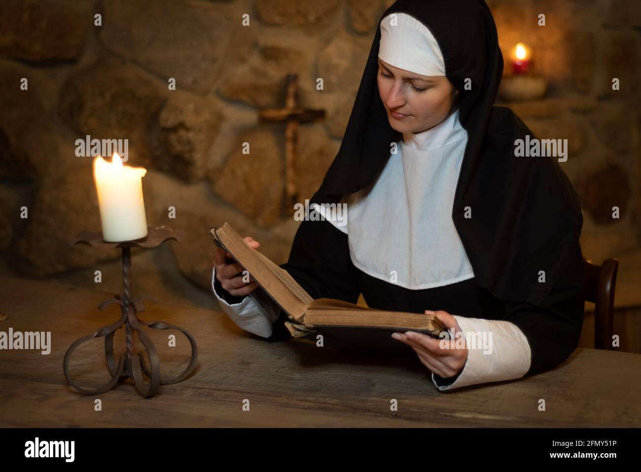 La jeune nonne étudie la Bible au Moyen-âge Banque D'Images