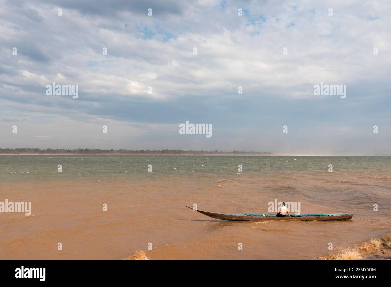 Bateau de pêche sur le Mékong sur le Bamboo Trail, Laos Banque D'Images