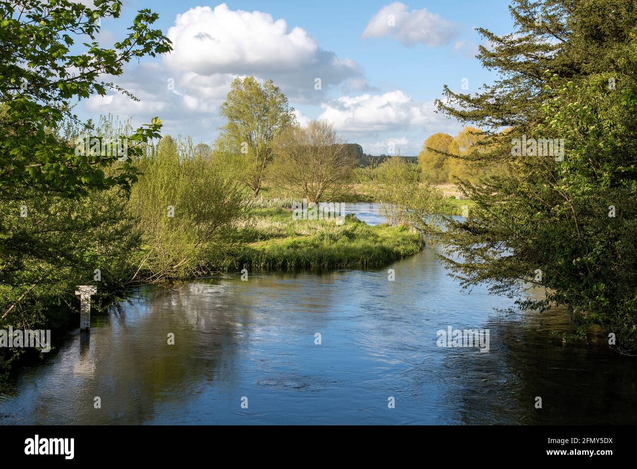 Stockbridge, Hampshire, Angleterre, Royaume-Uni. 2021. The River Test comme il serpente à travers Stockbridge au coeur de la vallée de Test, Hampshire, Royaume-Uni Banque D'Images