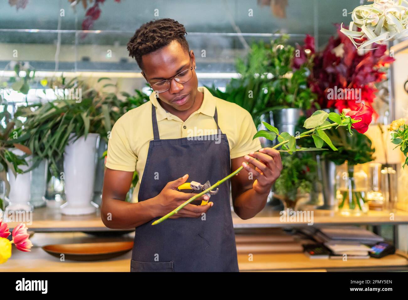jeune entrepreneur africain faisant un bouquet de fleurs Banque D'Images