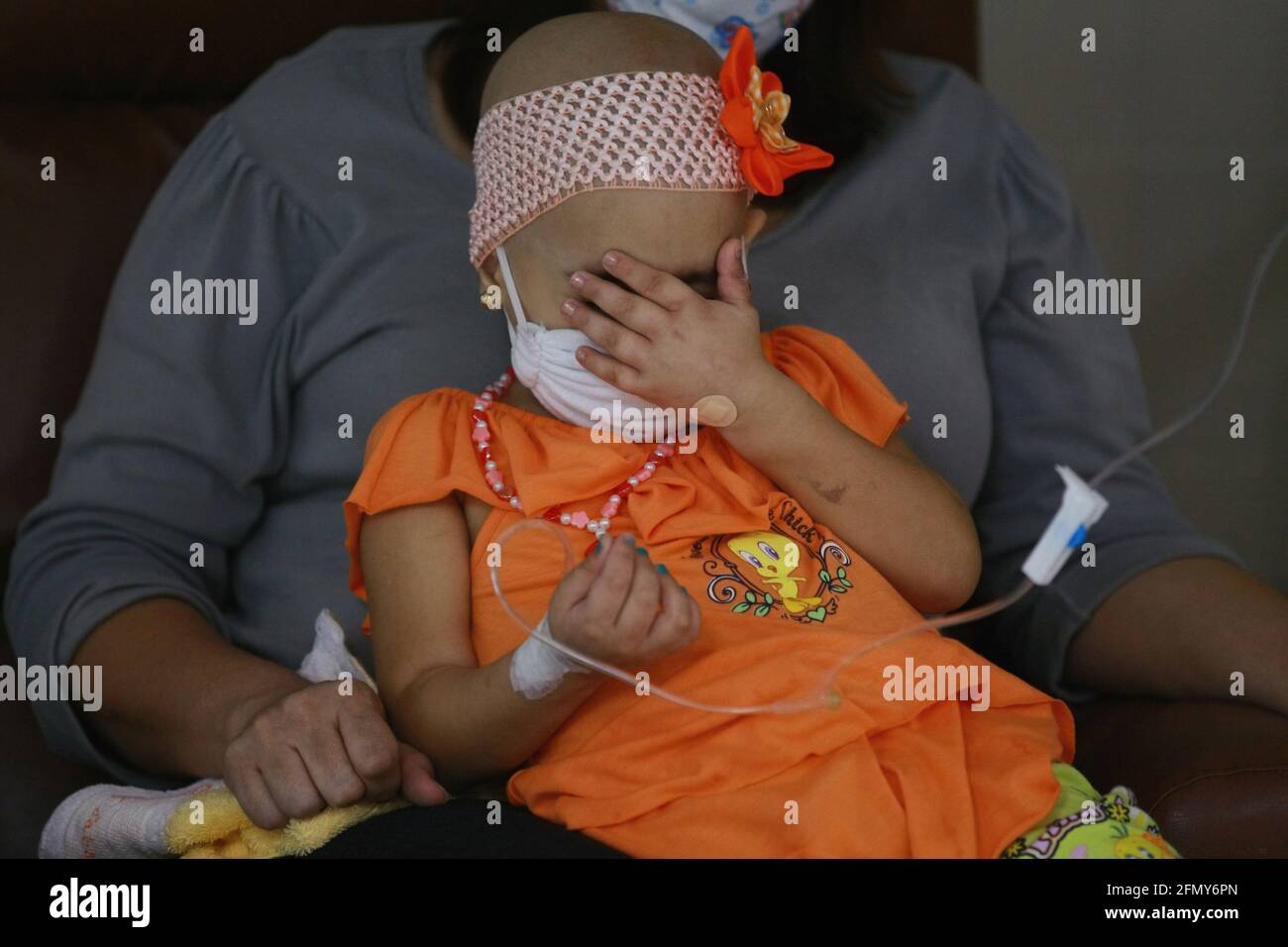 Venezuela-Maracaibo-29/11/2011- Une petite fille atteinte d'un cancer reçoit un traitement de chimiothérapie. © JOSE ISAAC BULA URRUTIA Banque D'Images