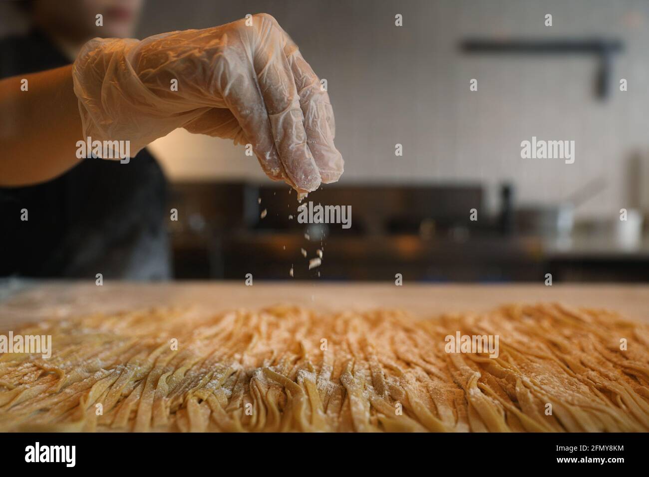 fabrication de pâtes fraîches faites à la main. gros plan Banque D'Images