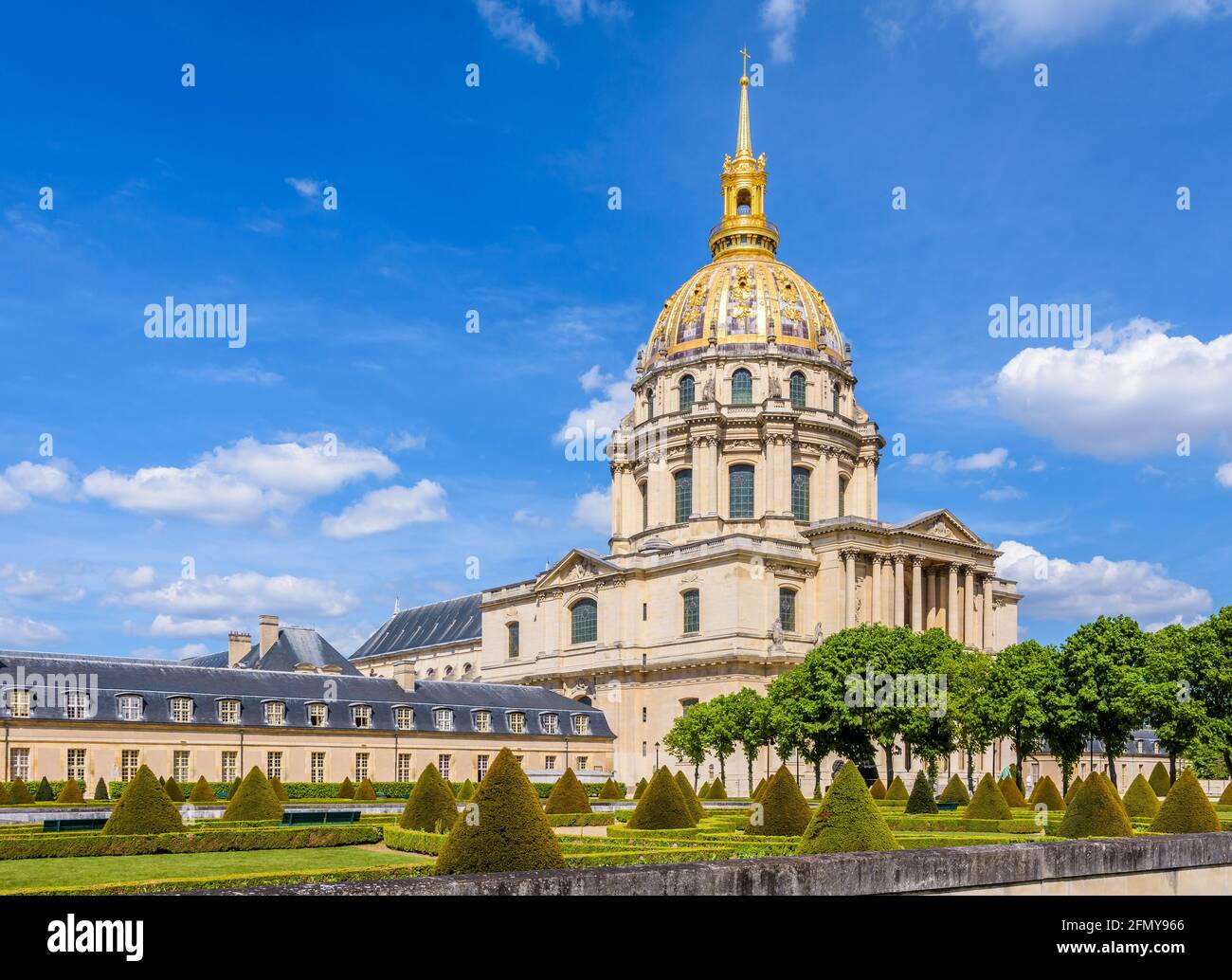 Le Dôme des Invalides à Paris, en France, une ancienne église avec une coupole dorée qui abrite le tombeau de Napoléon Bonaparte, et le jardin du sud-ouest. Banque D'Images