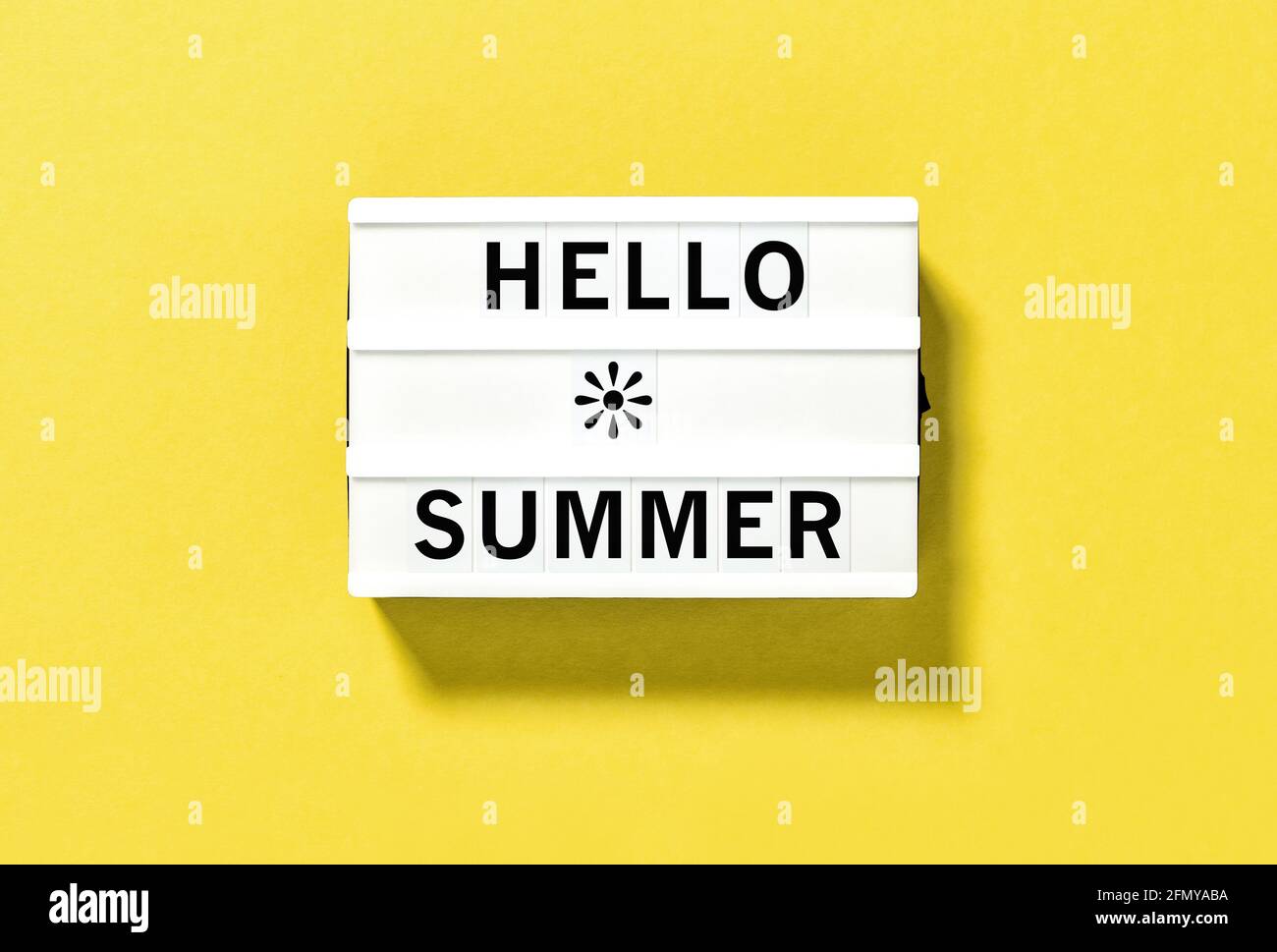 Visionneuse avec message Hello Summer sur fond jaune. Banque D'Images
