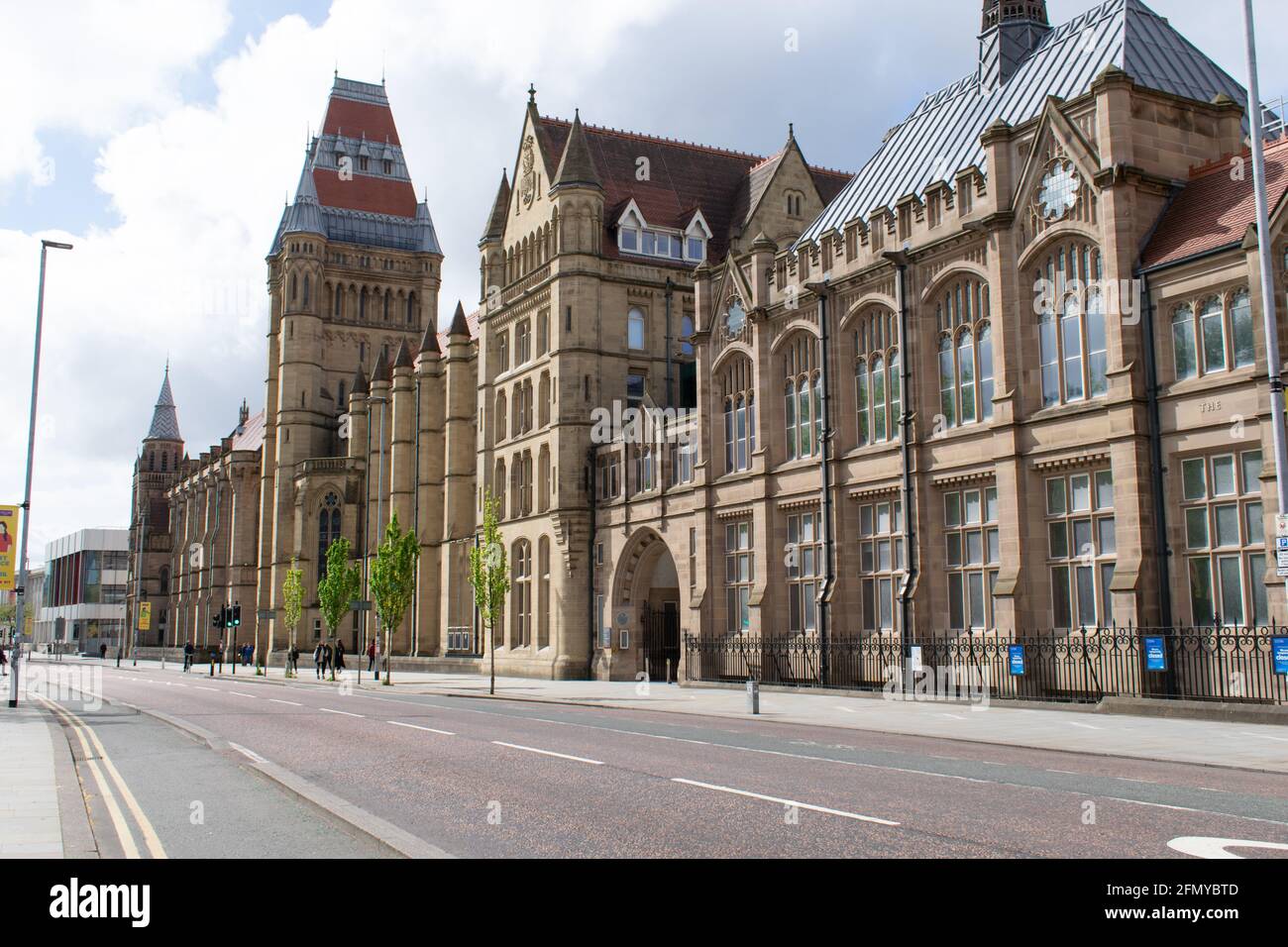 Université de Manchester sur la route d'Oxford sans circulation. Bâtiment de renaissance gothique comprenant le musée de Manchester. ROYAUME-UNI Banque D'Images