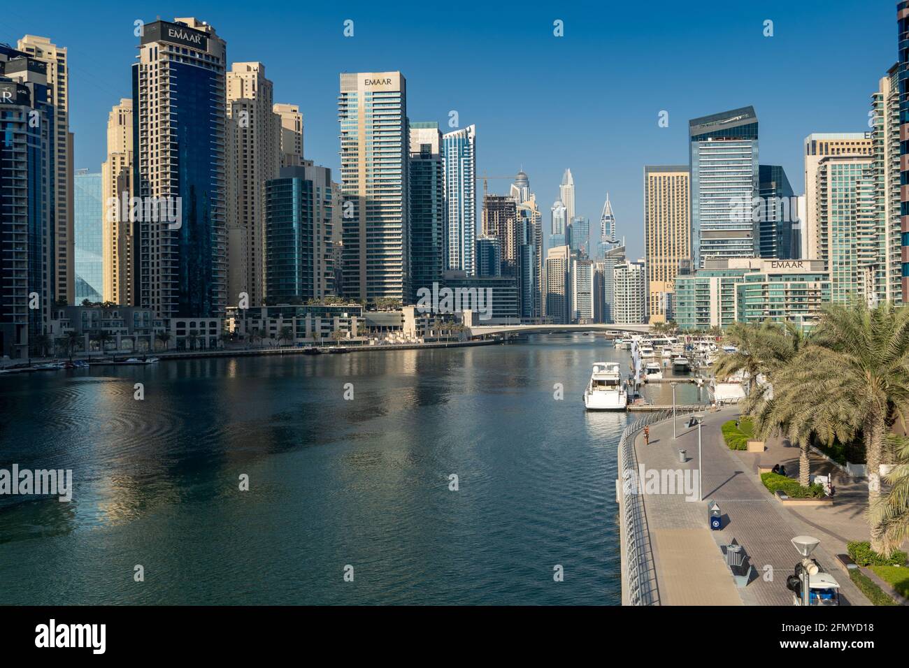 'Dubai, Dubai/Emirats Arabes Unis - 10/29/2020: Dubai Marina pendant la journée dans la région de Jumeriah, en regardant les gratte-ciel, les gratte-ciel et la crique' Banque D'Images