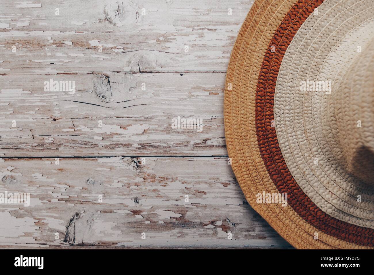 chapeau d'été brun-beige paille sur fond de bois Banque D'Images