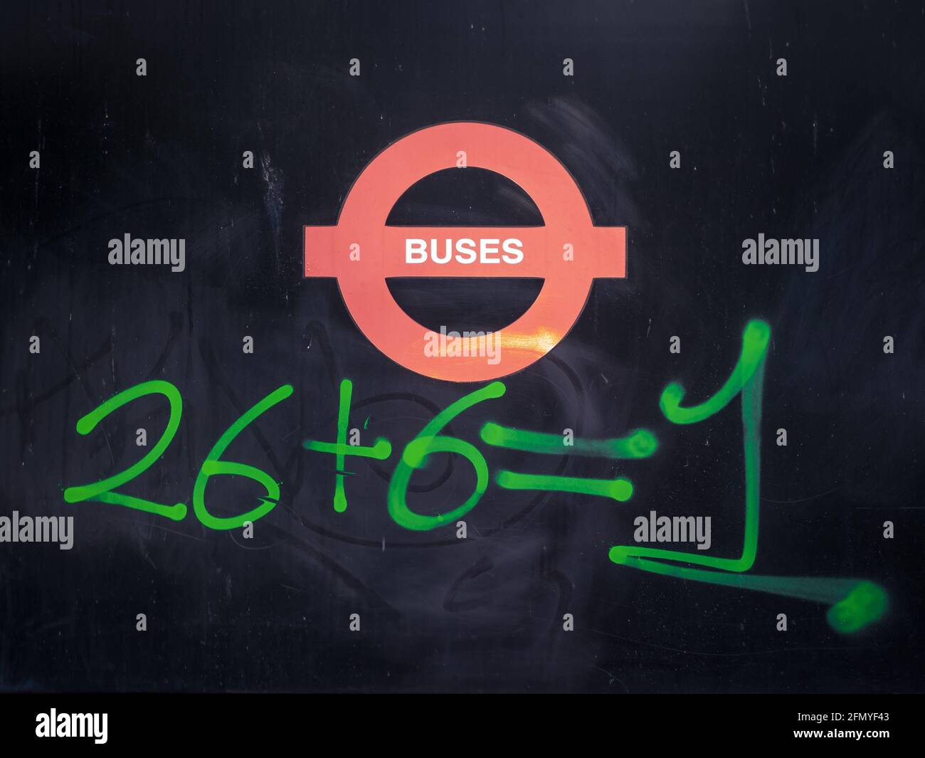 Green fluo Math formule graffiti sur l'arrêt de bus près du terrain ovale de cricket, Oval, Londres Banque D'Images