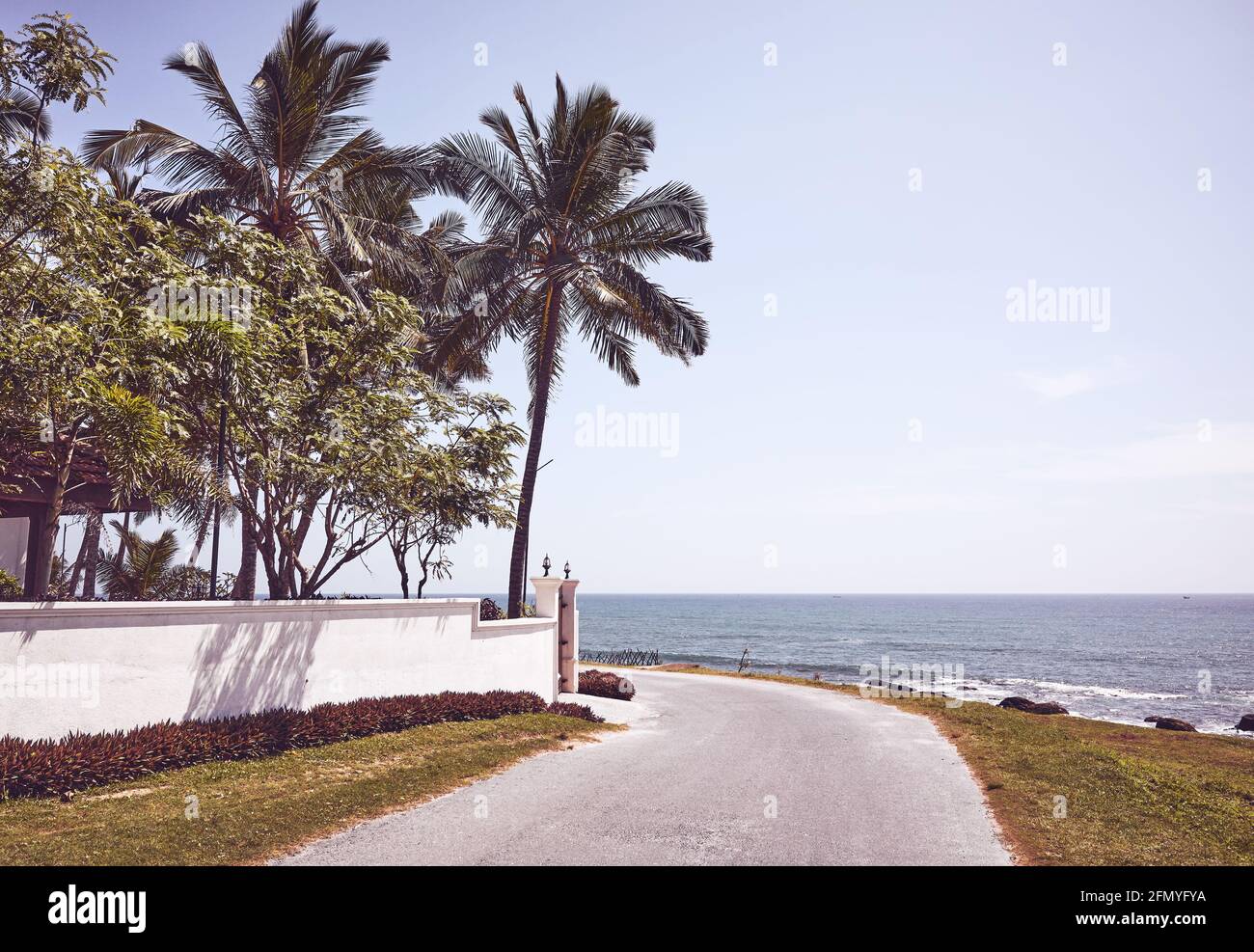 Route au bord de l'océan, couleurs appliquées, concept de voyage, Sri Lanka. Banque D'Images