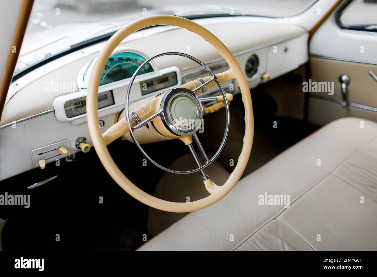 Voiture rétro, horloge de volant vintage, bois Banque D'Images