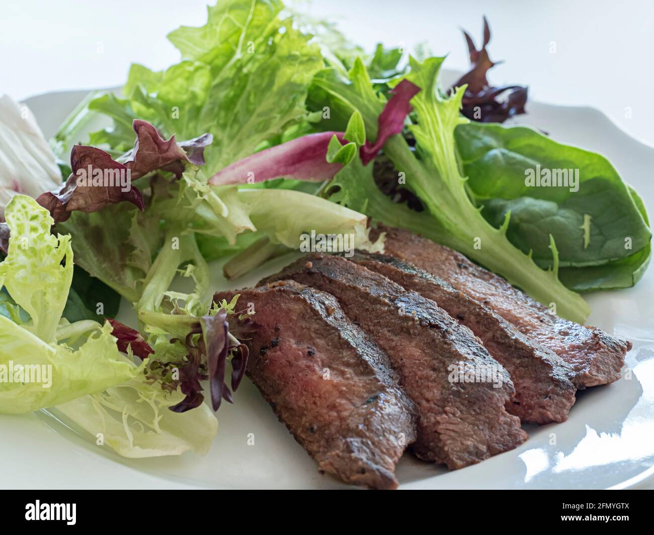 Vue rapprochée d'une salade verte avec des tranches de steak de bœuf Banque D'Images