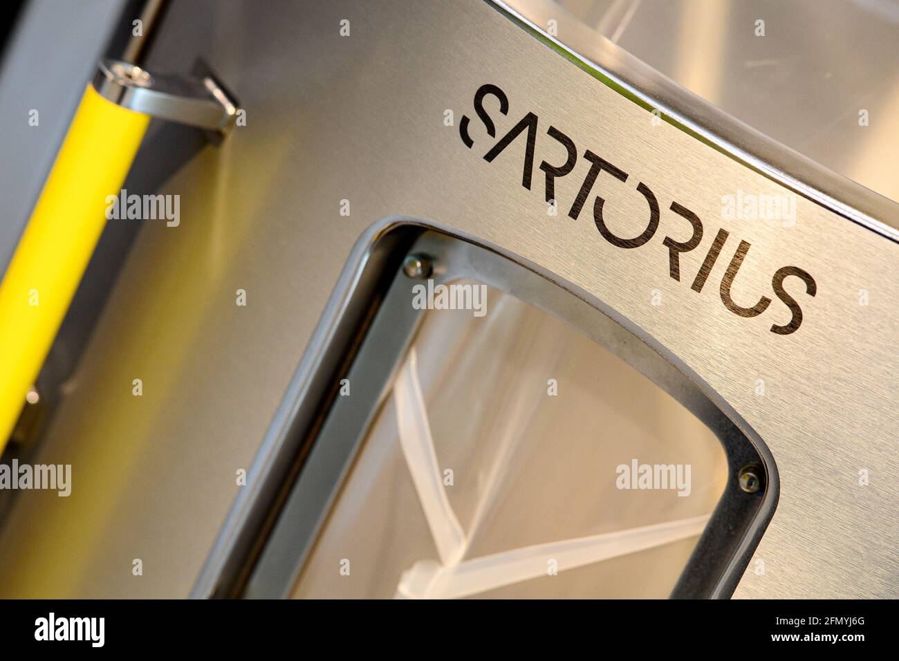 12 mai 2021, Basse-Saxe, Göttingen: Le logo de Sartorius AG peut être vu sur un bioréacteur 'Biostat STR'. Avant l'implication nationale des médecins de compagnie dans la campagne de vaccination, des essais modèles sont lancés dans cinq compagnies en Basse-Saxe. Photo: Swen Pförtner/dpa Banque D'Images