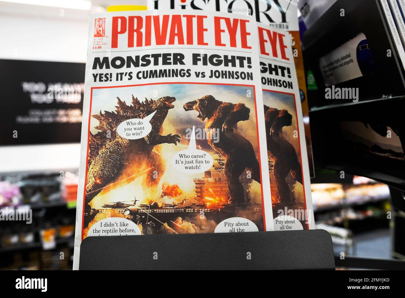 Magazine Private Eye en couverture : « Monster Fight! Oui ! Il s'agit de Cummings vs Johnson' sur le rack d'informations de supermarché à Londres Angleterre avril mai 2021 Royaume-Uni Banque D'Images