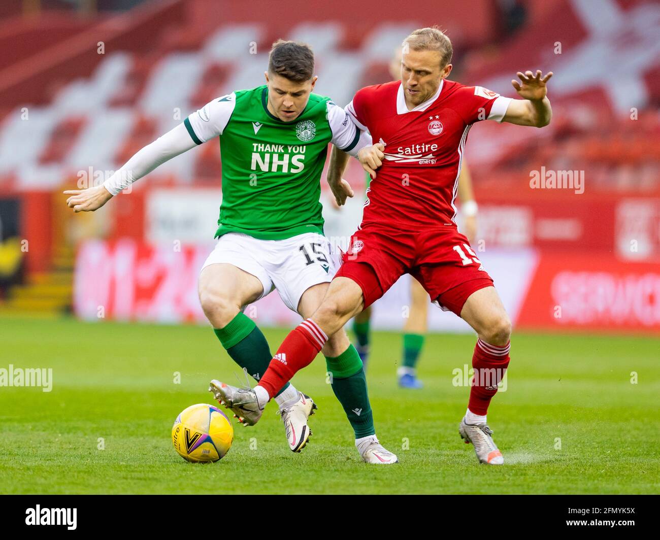 Pittodrie Stadium, Aberdeen, Royaume-Uni. 12 mai 2021. Scottish Premiership football, Aberdeen versus Hibernian; Kevin Nisbet de Hibernian affronté par Dylan McGeouch d'Aberdeen pour le ballon Credit: Action plus Sports/Alay Live News Banque D'Images