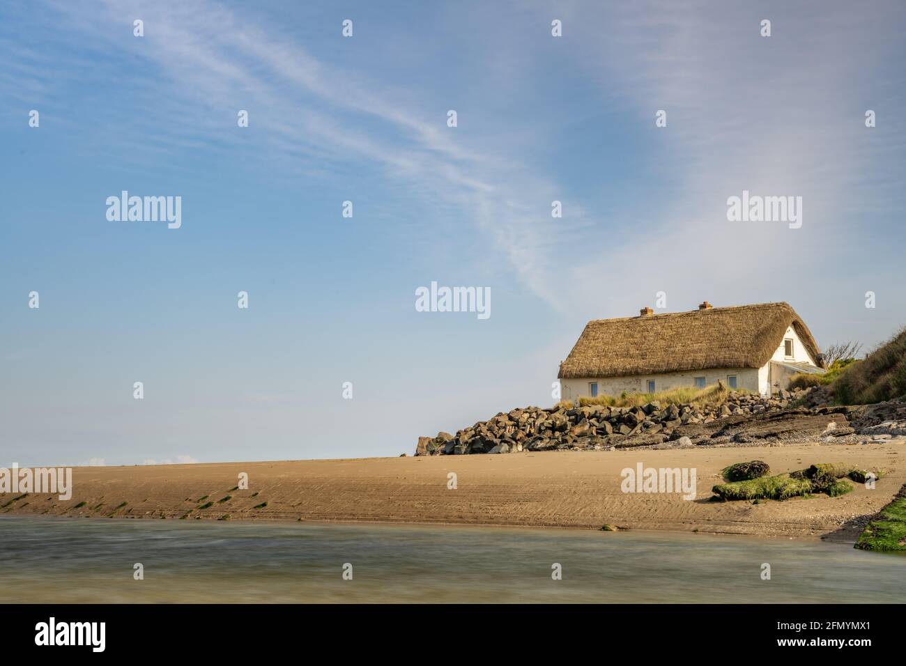 Cottage sur la plage avec vue sur la mer Banque D'Images