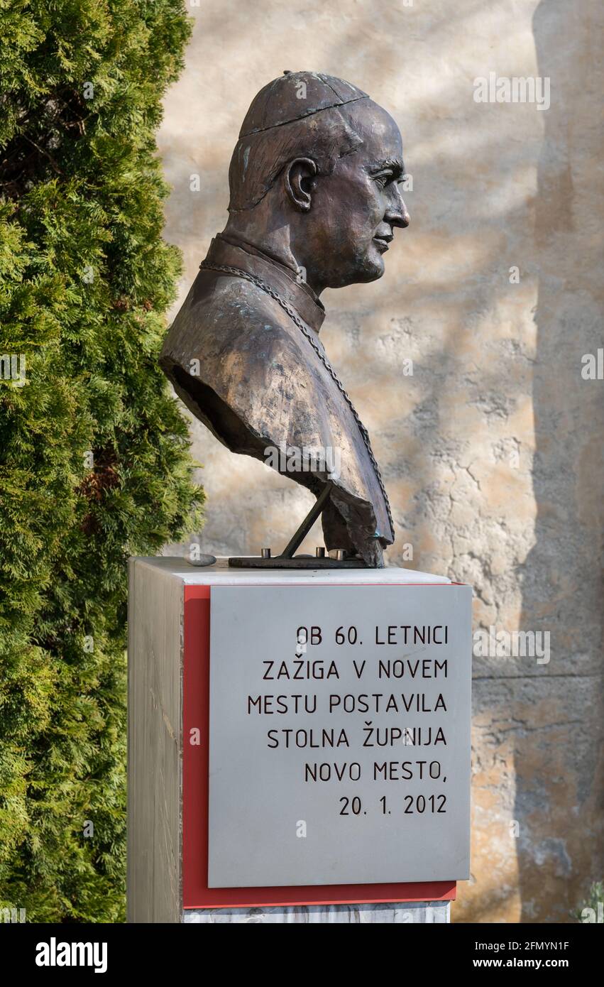 Buste de l'archevêque Anton Vovk devant la cathédrale Saint-Nicolas de Novo mesto, Slovénie Banque D'Images