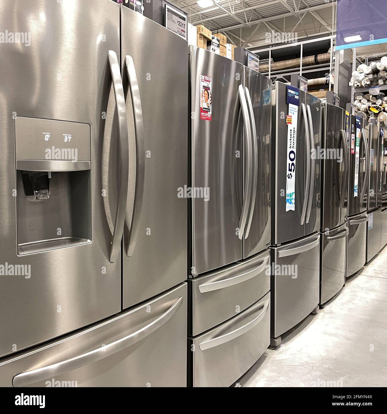 Orlando, FL USA - 10 avril 2021 : une rangée de réfrigérateurs à vendre au rayon appareils électroménagers de Lowes Home Improvement. Banque D'Images