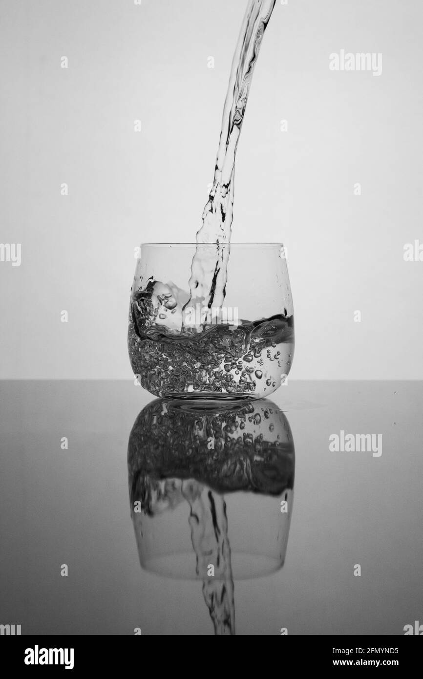 Verser de l'eau dans un verre Banque D'Images