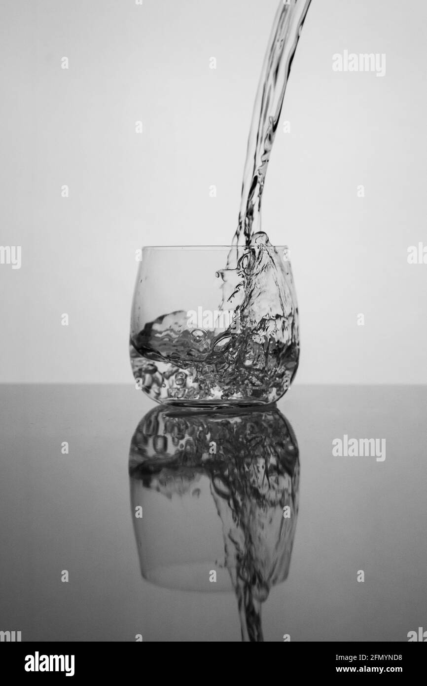 Verser de l'eau dans un verre Banque D'Images