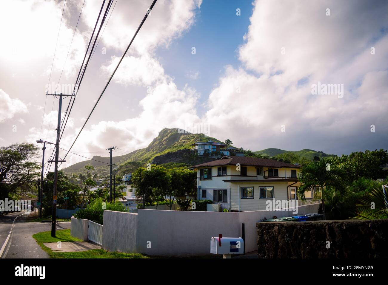 Vue sur un ange bas au pied d'un sommet de montagne À O'ahu Hawaii Banque D'Images