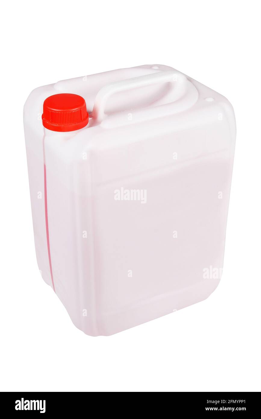 Bidon blanc de 10 litres avec liquide rouge. Contenant d'antigel rouge pour le circuit de refroidissement du moteur de la voiture. Le blanc peut être isolé sur un fond blanc. Banque D'Images