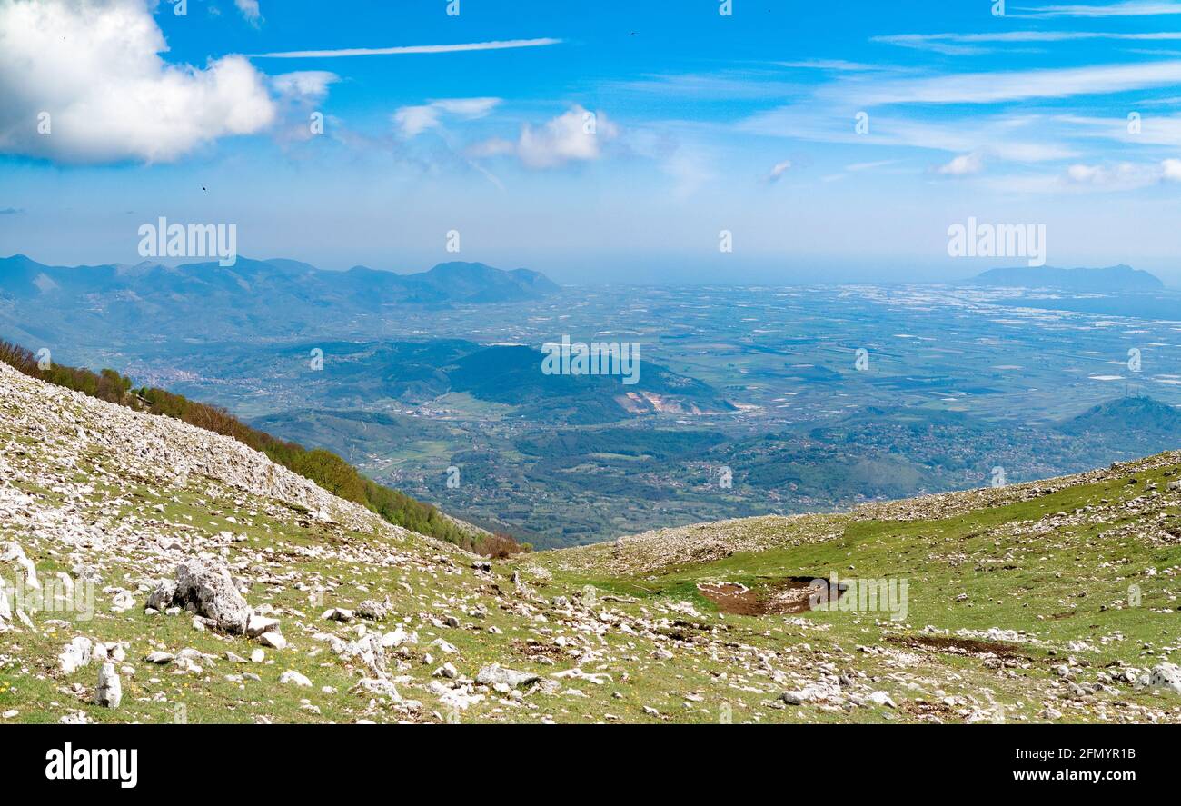 Monte Semprevisa (Italie) - VUE sur le plus haut sommet de Monti Lepini, région du Latium, avec une altitude de 1536 mètres. Le sommet de montage. Banque D'Images