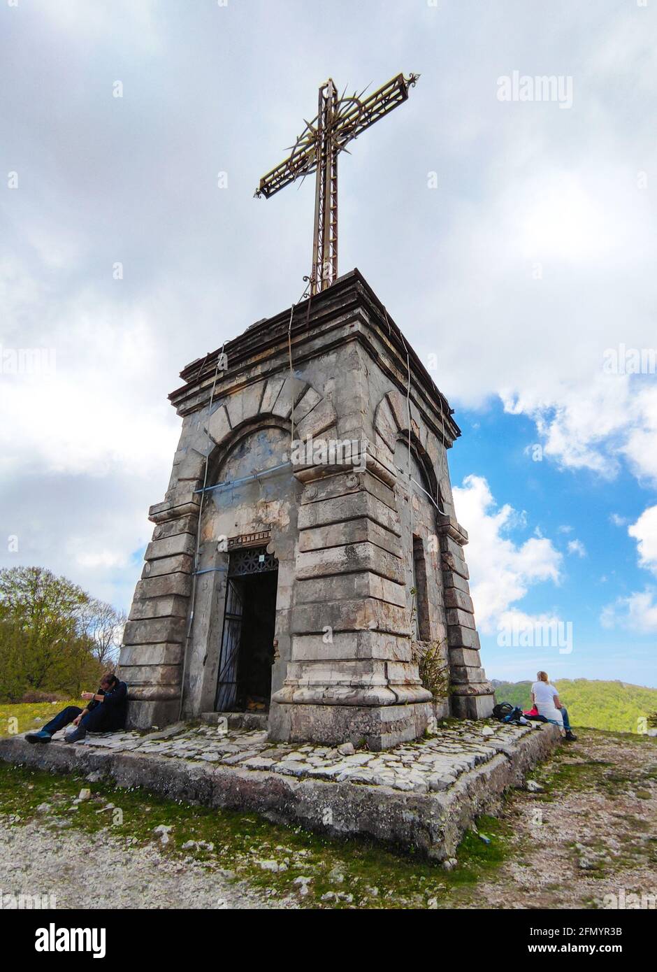 Monte Semprevisa (Italie) - VUE sur le plus haut sommet de Monti Lepini, région du Latium, avec une altitude de 1536 mètres. Le sommet de montage. Banque D'Images