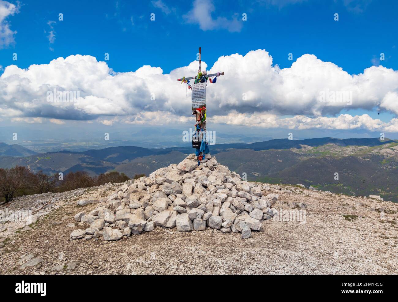 Monte Semprevisa (Italie) - VUE sur le plus haut sommet de Monti Lepini, région du Latium, avec une altitude de 1536 mètres. Le sommet de montage. Banque D'Images