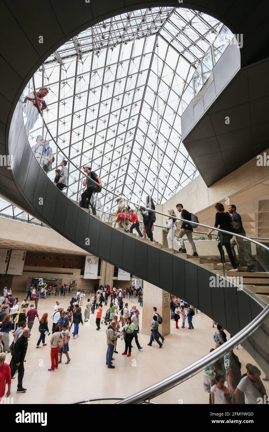 PARIS - Musée Interier du Louvre. Personnes marchant dans les escaliers en dessous de la pyramide de Luvre. Banque D'Images