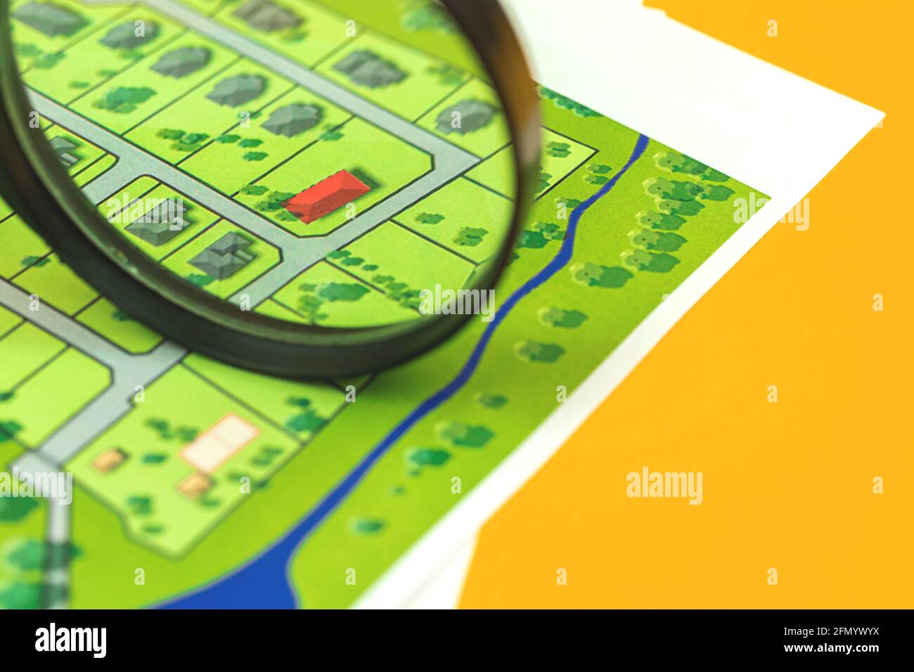 Choix d'un terrain de construction pour la maison concept photo, loupe et maison sur la carte Banque D'Images