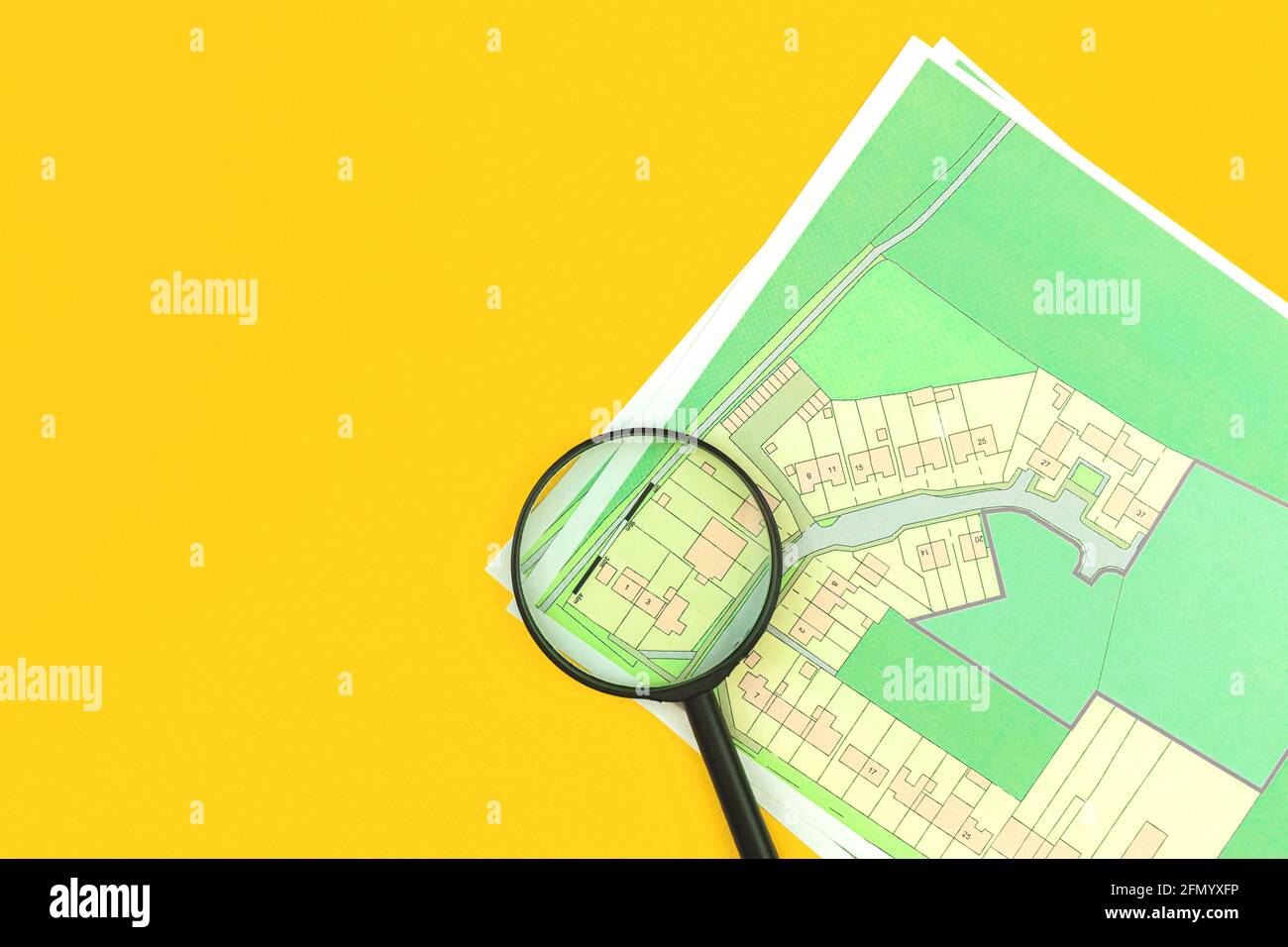 Maison audit immobilier et achat concept plat couché Backrgound, carte cadastrale avec loupe sur elle, vue de dessus, terrain de construction de la photo Banque D'Images