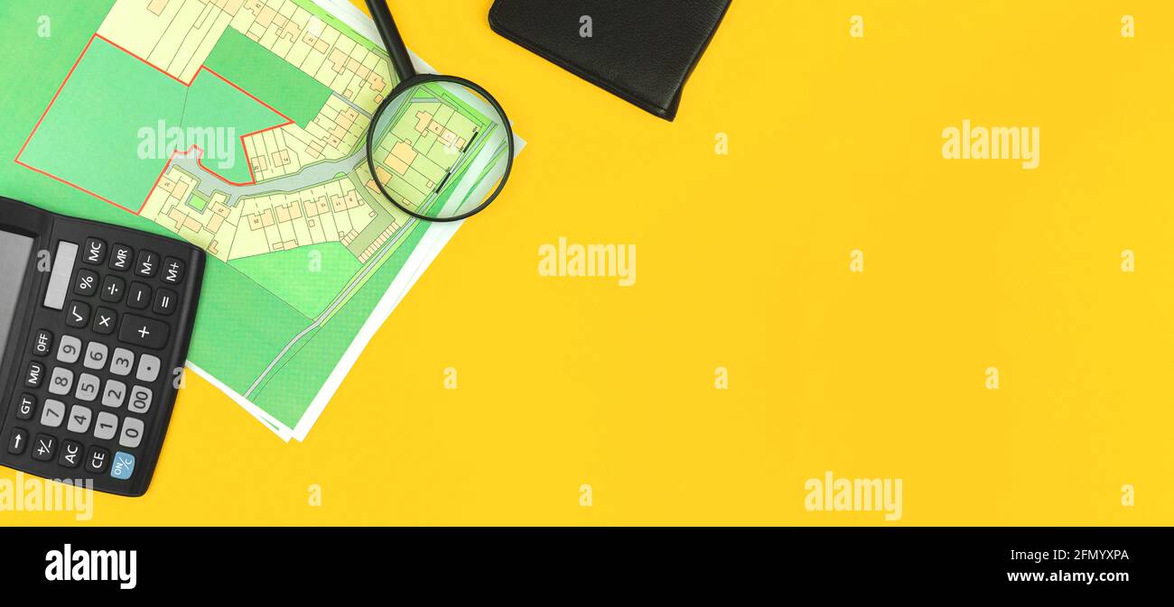 Concept de vente terrain de construction pour la construction de maisons, bannière, carte cadastrale et loupe sur la carte, vue de dessus et photo de l'espace de copie Banque D'Images