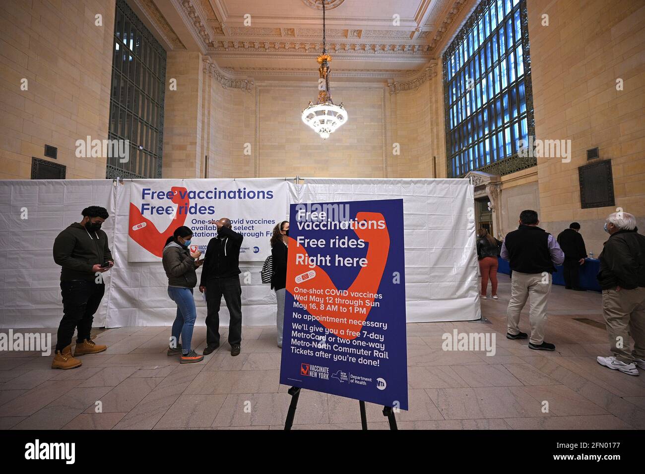 New York, États-Unis. 12 mai 2021. Les gens sont en ligne pour recevoir une dose unique du vaccin Johnson & Johnson COVID-19 dans le Vanderbilt Hall du Grand Central terminal de New York, NY, le 12 mai 2021. La ville de New York, en partenariat avec SOMOS, a désigné 6 stations de métro, dont Grand Central terminal, la station Hempstead de LIRR et les arrêts Ossining de Metro-North, où les navetteurs peuvent recevoir la dose unique de Johnson & Johnson. (Photo par Anthony Behar/Sipa USA) crédit: SIPA USA/Alay Live News Banque D'Images