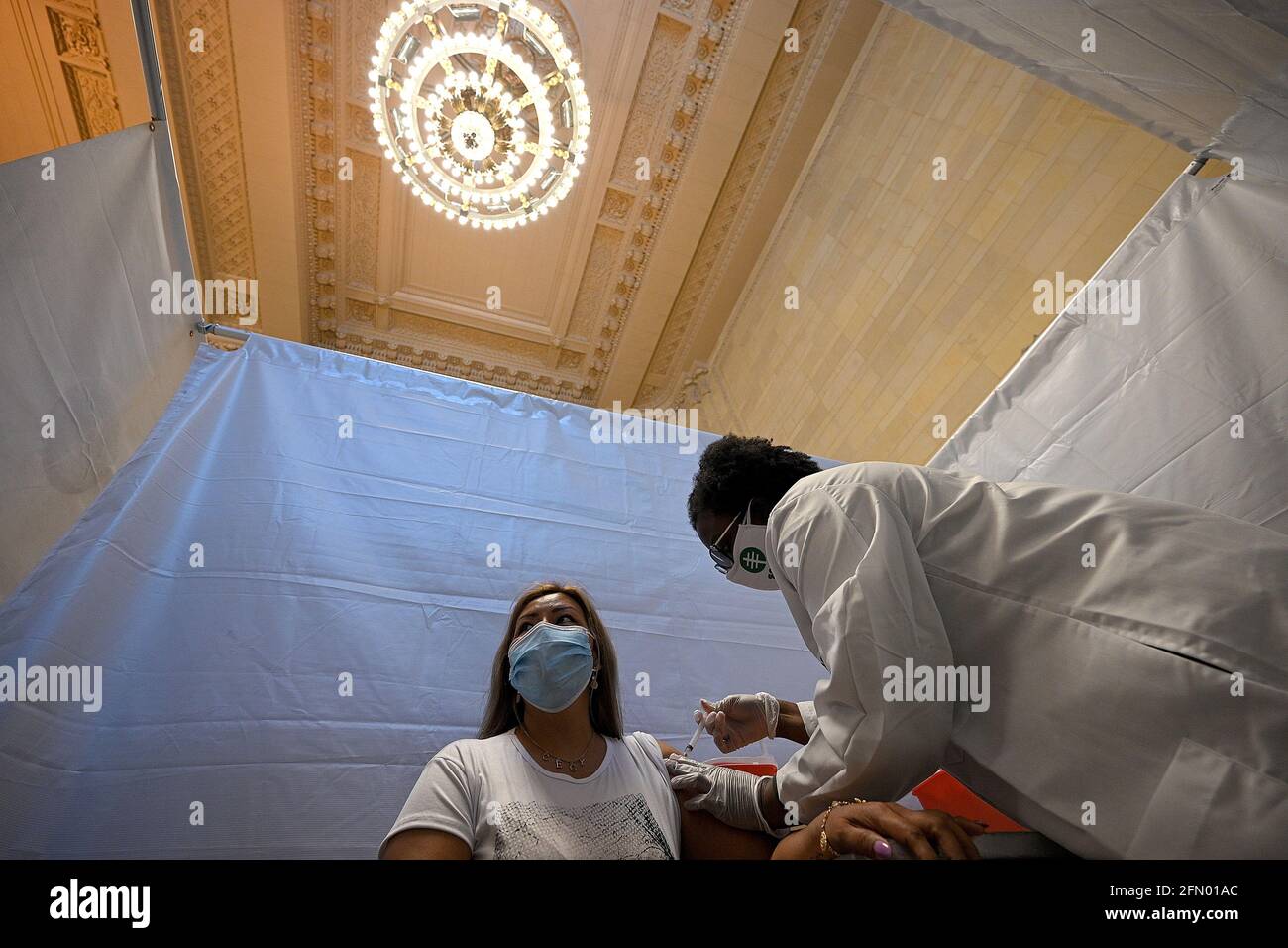 New York, États-Unis. 12 mai 2021. Cecilia Moreno reçoit une dose du vaccin Johnson & Johnson COVID-19 dans le Vanderbilt Hall du Grand Central terminal de New York, NY, le 12 mai 2021. La ville de New York, en partenariat avec SOMOS, a désigné 6 stations de métro, dont Grand Central terminal, la station Hempstead de LIRR et les arrêts Ossining de Metro-North, où les navetteurs peuvent recevoir la dose unique de Johnson & Johnson. (Photo par Anthony Behar/Sipa USA) crédit: SIPA USA/Alay Live News Banque D'Images