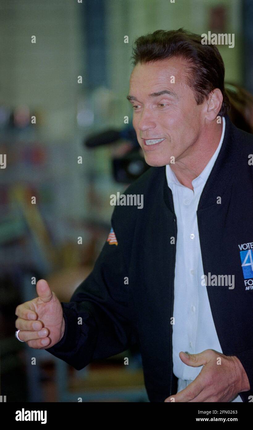 Arnold Schwarzenegger faisant campagne pour la proposition 49 de la Californie, la proposition d'augmenter les programmes après l'école a été partiellement créée par Schwarzenegger et a appelé "la loi de 2002 sur le programme après l'école et la sécurité". La proposition 49 a été adoptée en Californie en 2002. Schwarzenegger est devenu gouverneur de la Californie un an plus tard. Banque D'Images