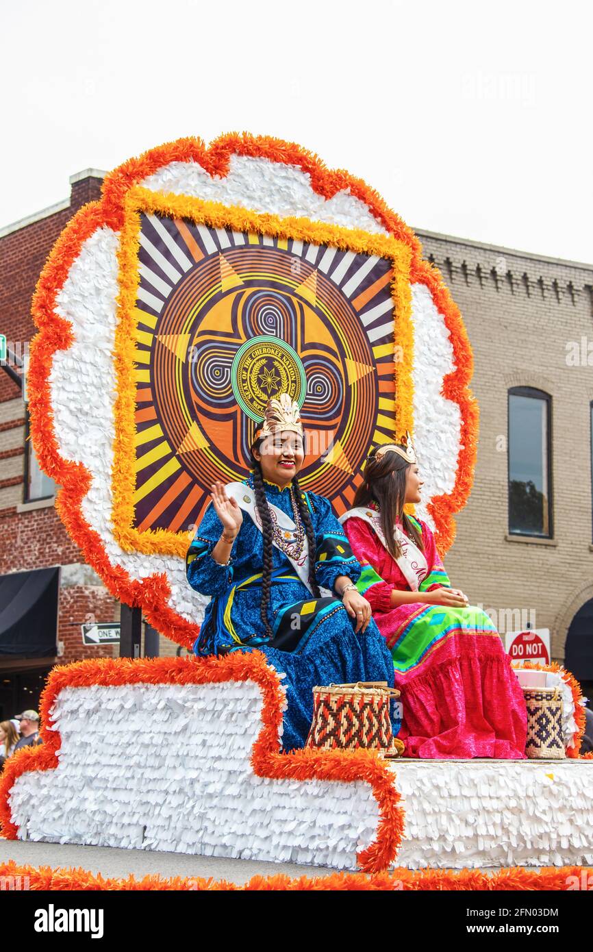 Tahlequah USA 8-31-2019 les princesses amérindiennes en costumes traditionnels se désalent De la flottation ornée dans le défilé national de la rentrée Cherokee Banque D'Images